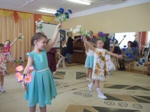 Дети детского сада №158 встречают гостей танцем цветов